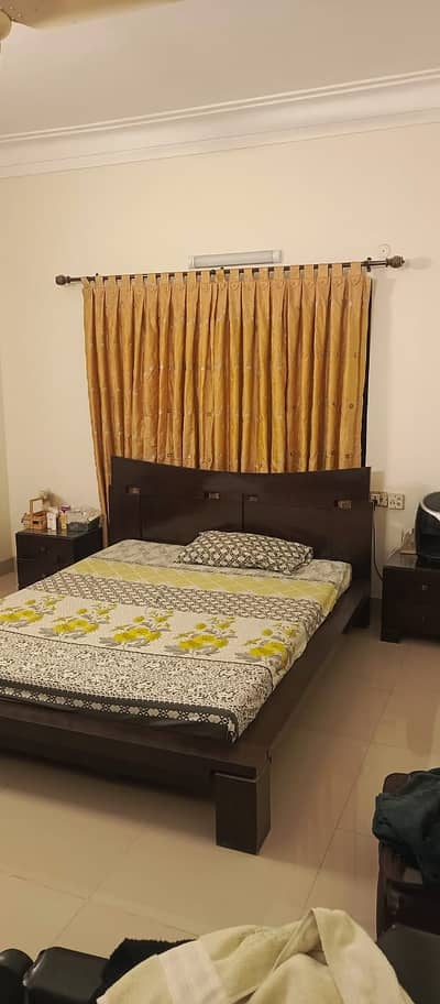 Queen Size Bed with 2 Side Tables – Excellent Condition