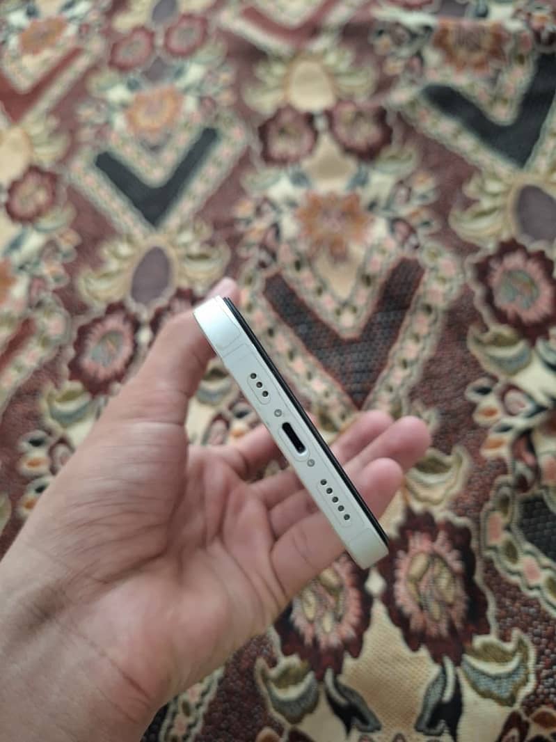 Apple iPhone 13 2