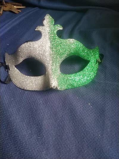 “Green & Silver Glitter Mask – 14 August Special”