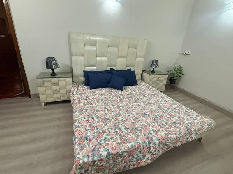 Bed set with dressing table 0
