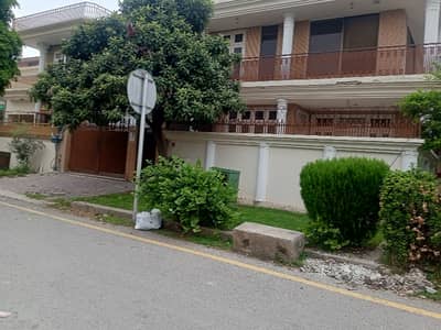 I-8 saprate Upper Portion For Rent.