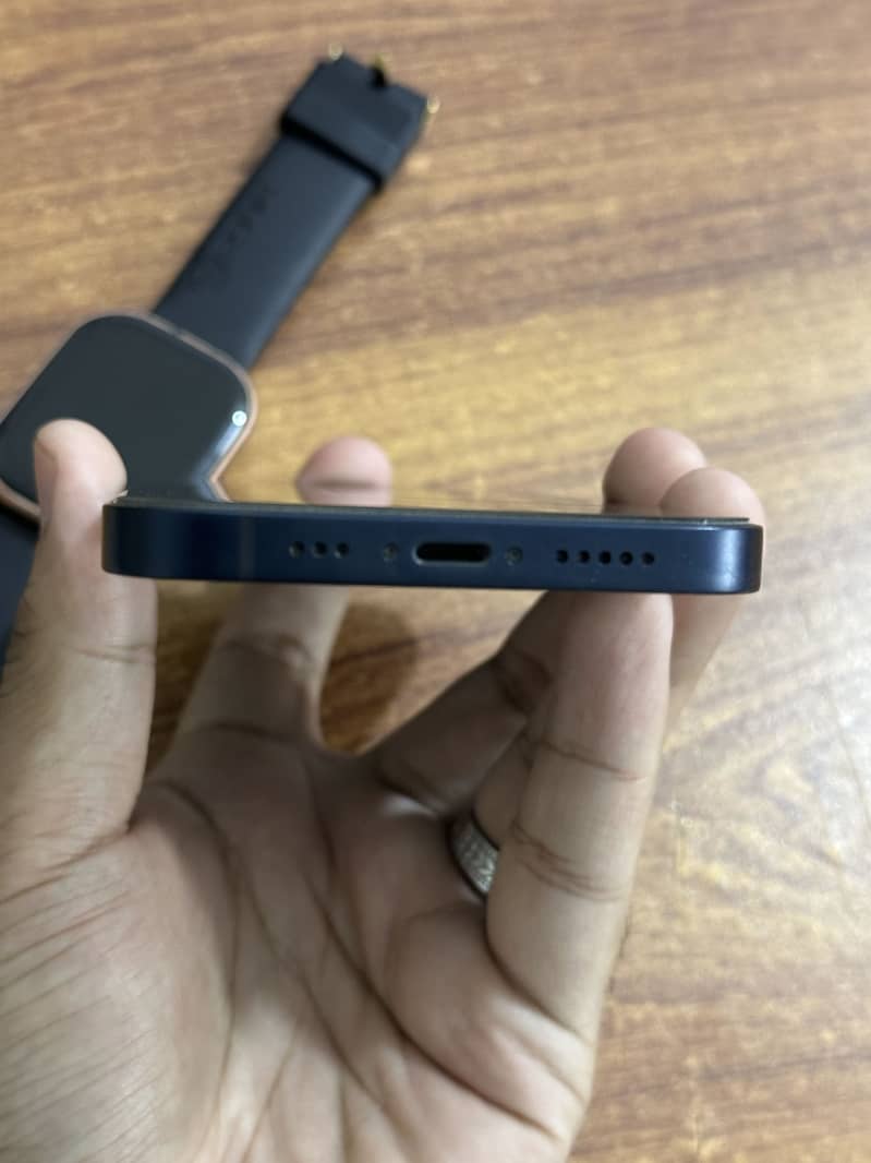 Apple iPhone 12 4