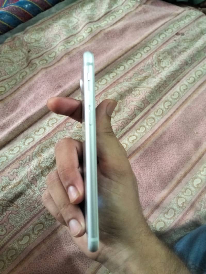 Apple iPhone 7 4