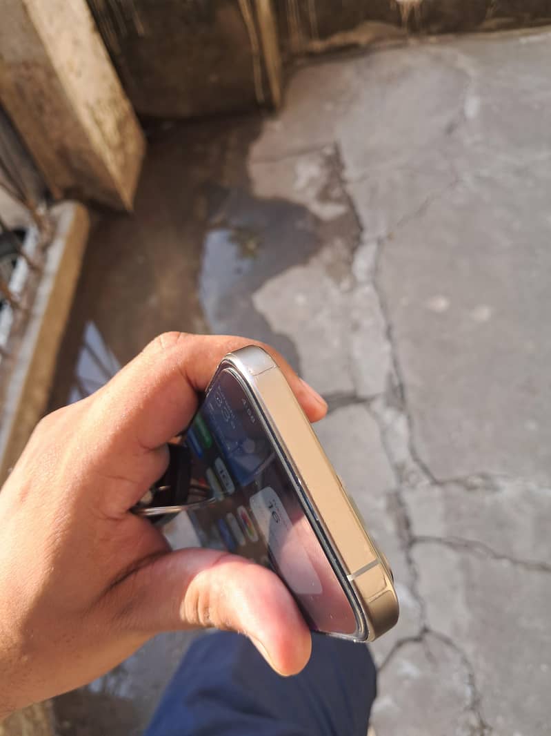 Apple iPhone 15 Pro 0