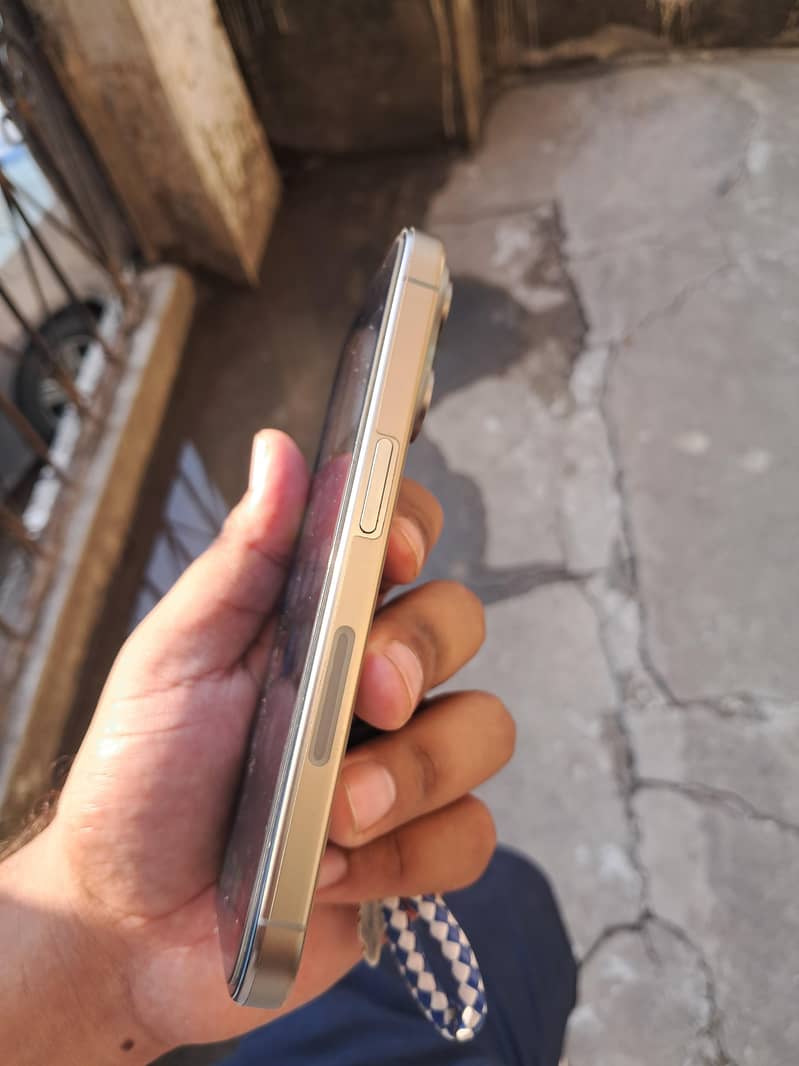 Apple iPhone 15 Pro 2