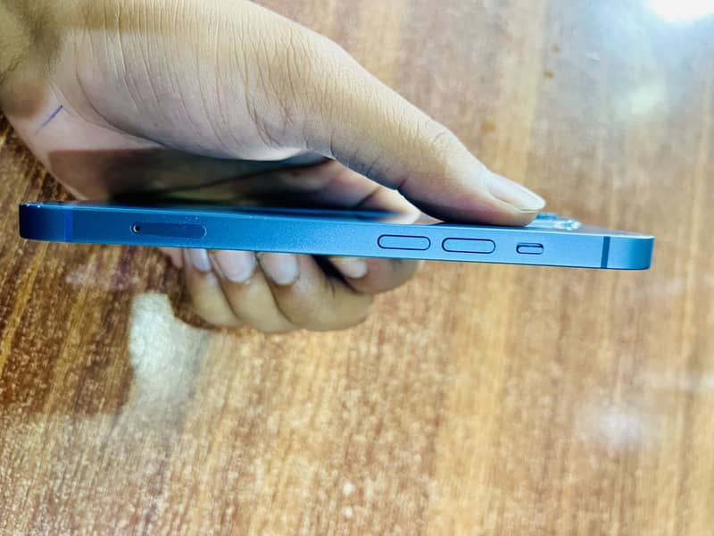 Apple iPhone 13 2