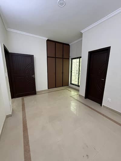 Upper Portion Sized 5 Marla Available In Cavalry Ground