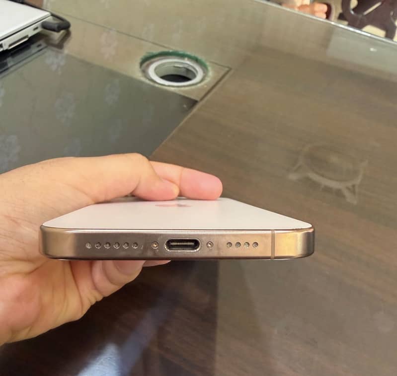 Apple iPhone 16 Pro Max 4