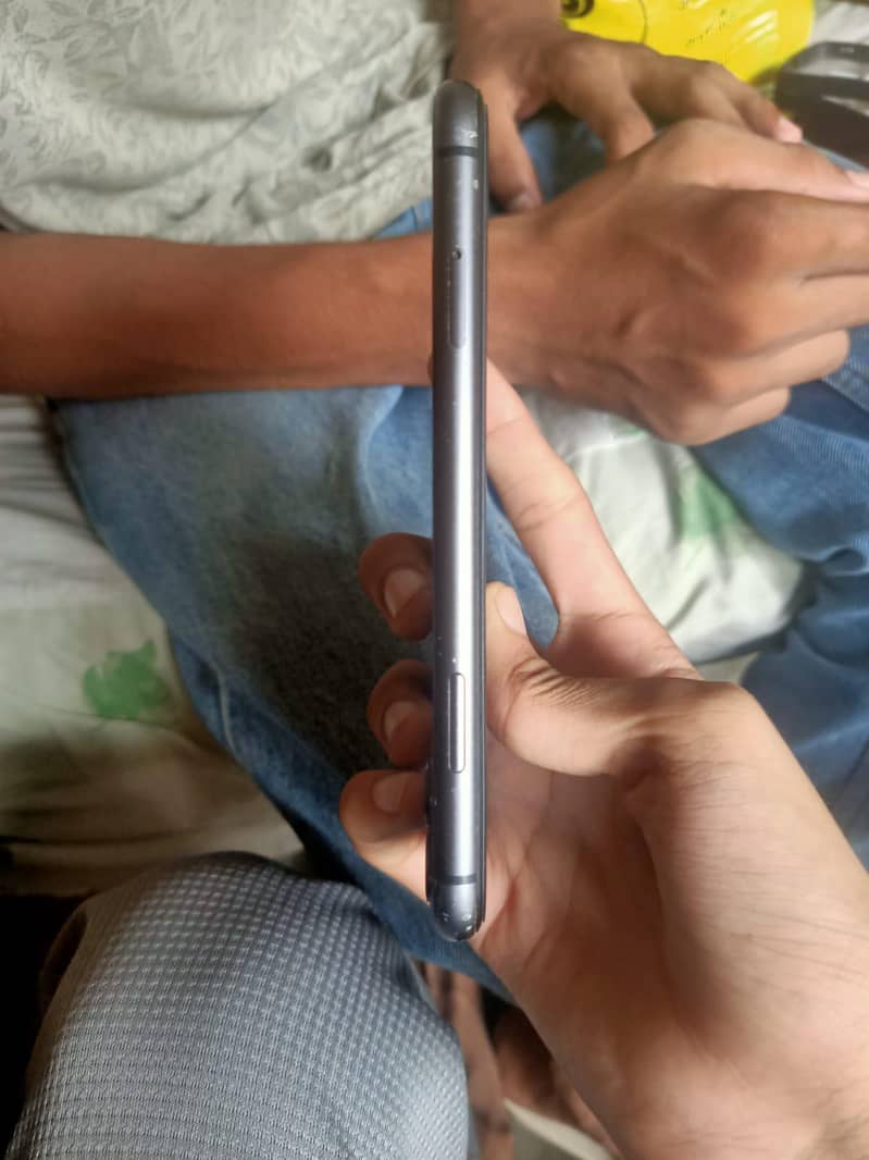 Apple iPhone 11 4