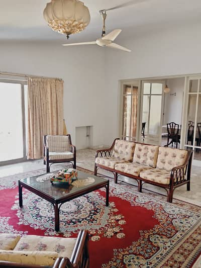 BEAUTIFUL HOUSE IN MAIN CANTT FOR RENT