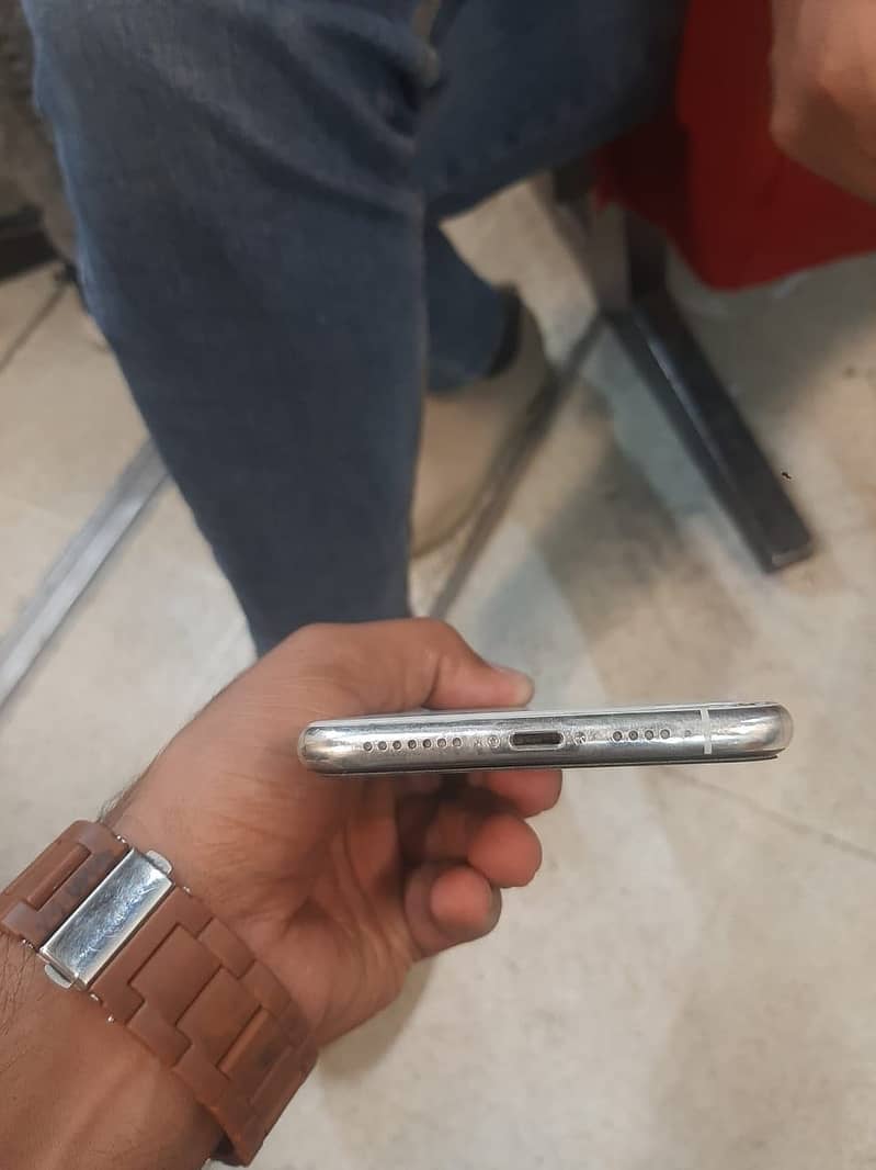 Apple iPhone 11 Pro Max 4