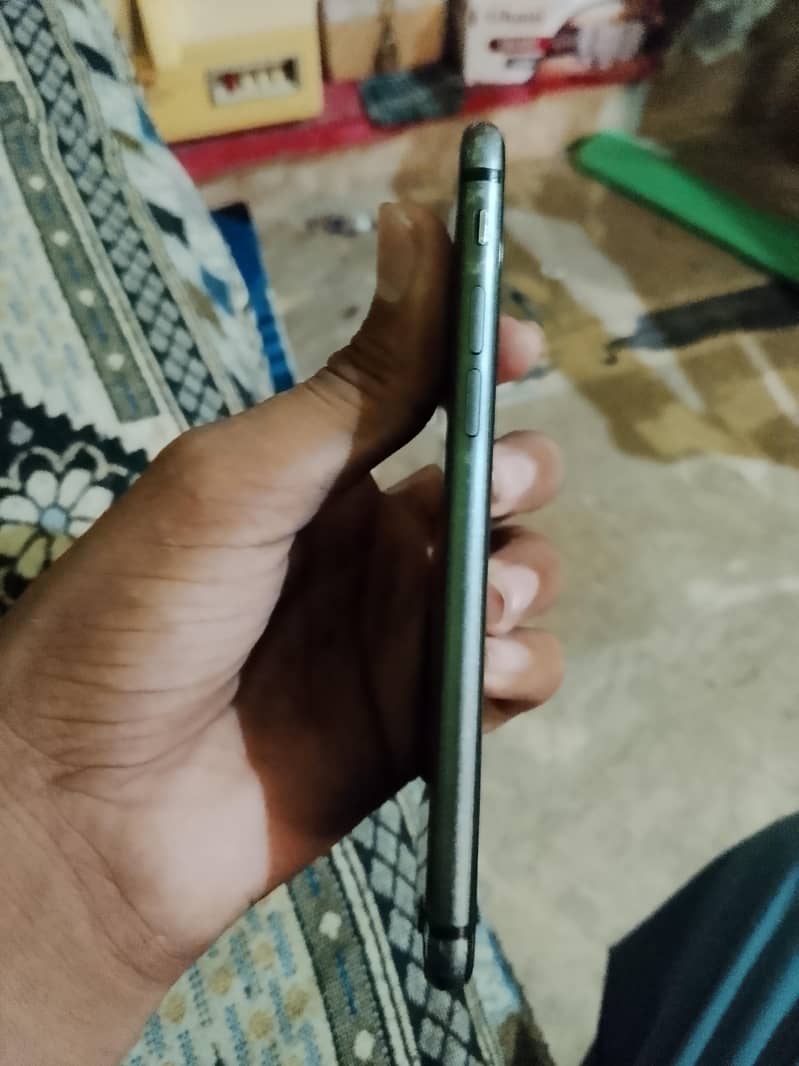 Apple iPhone 8 3