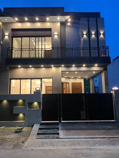 05 Marla Elegant & Fully Maintained Luxury House in DHA 11 Rahbar