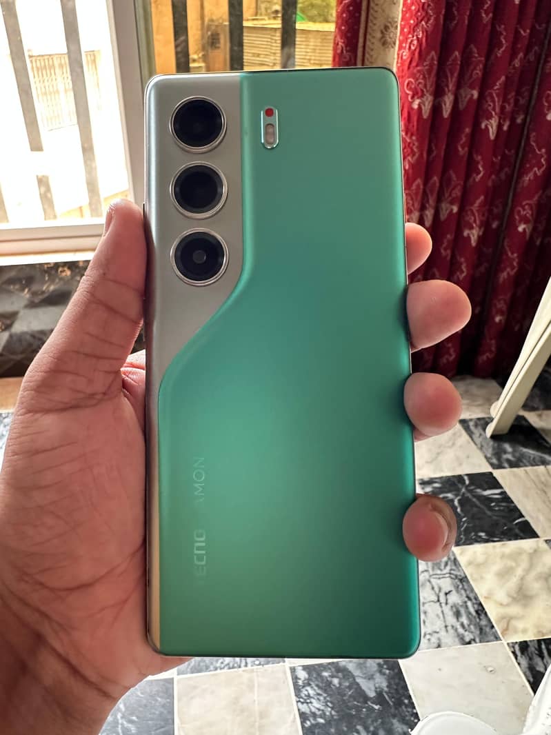 Tecno CAMON 40 Pro 1