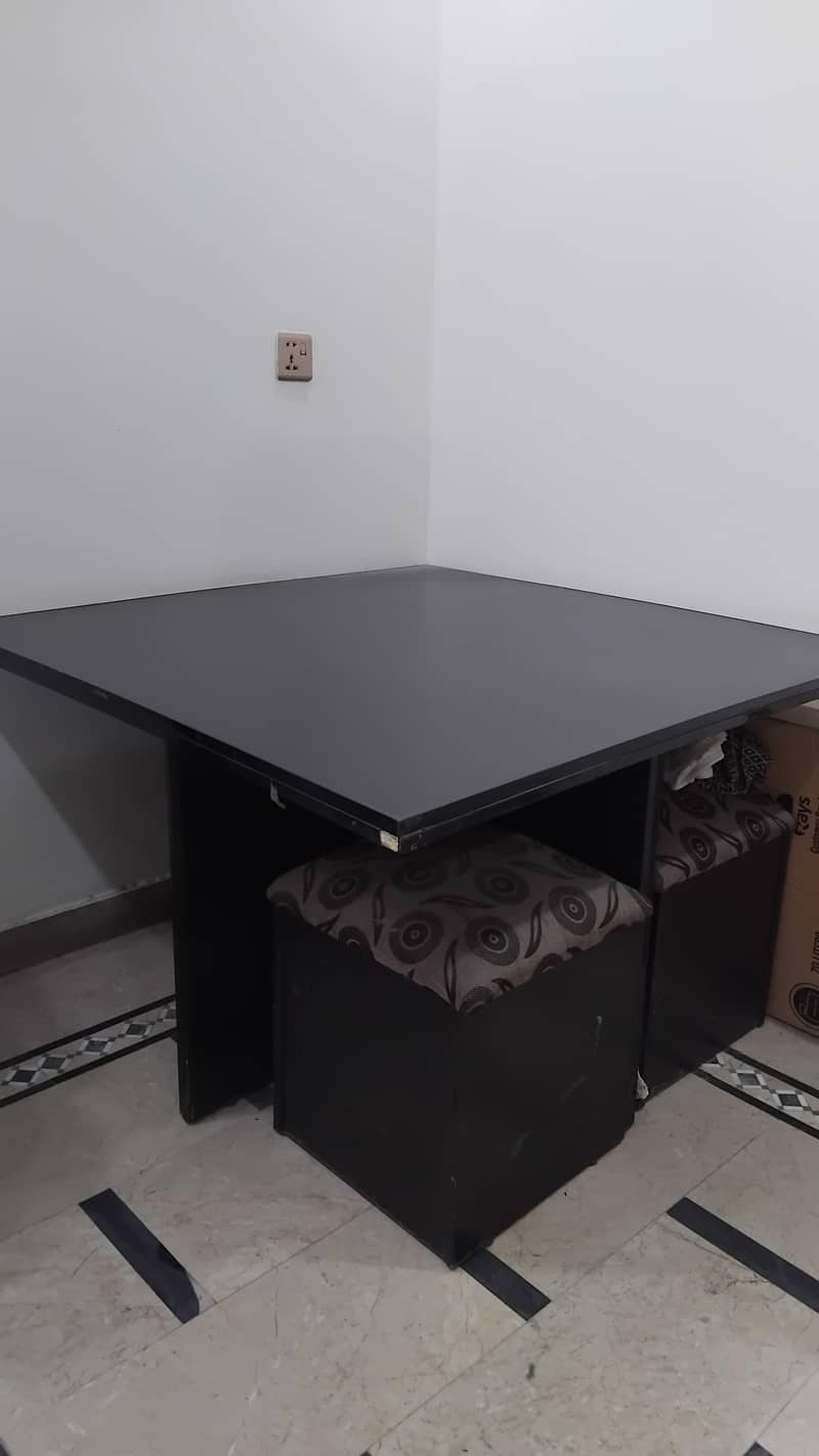 Black dining table with 4 stools 0