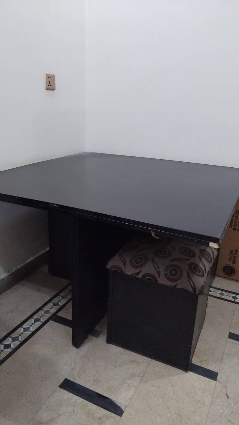 Black dining table with 4 stools 1