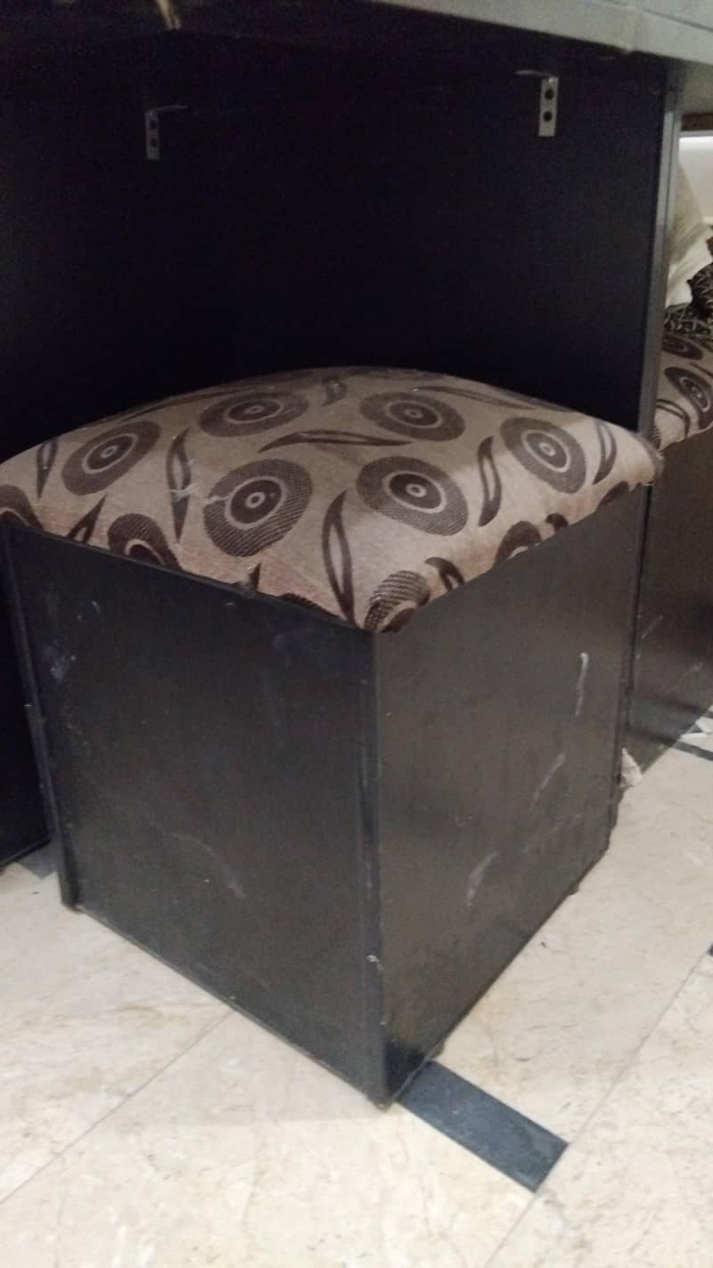 Black dining table with 4 stools 2