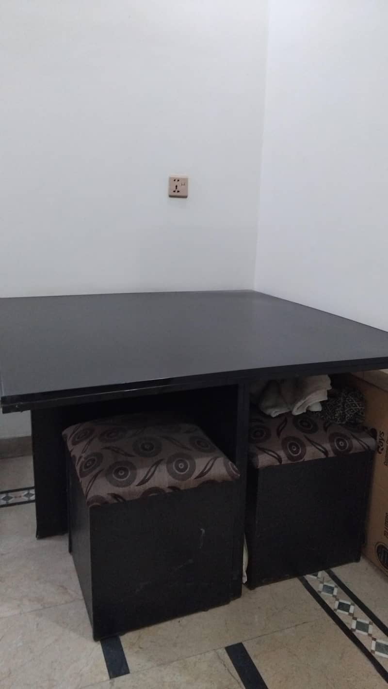 Black dining table with 4 stools 3