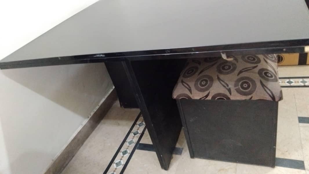 Black dining table with 4 stools 4