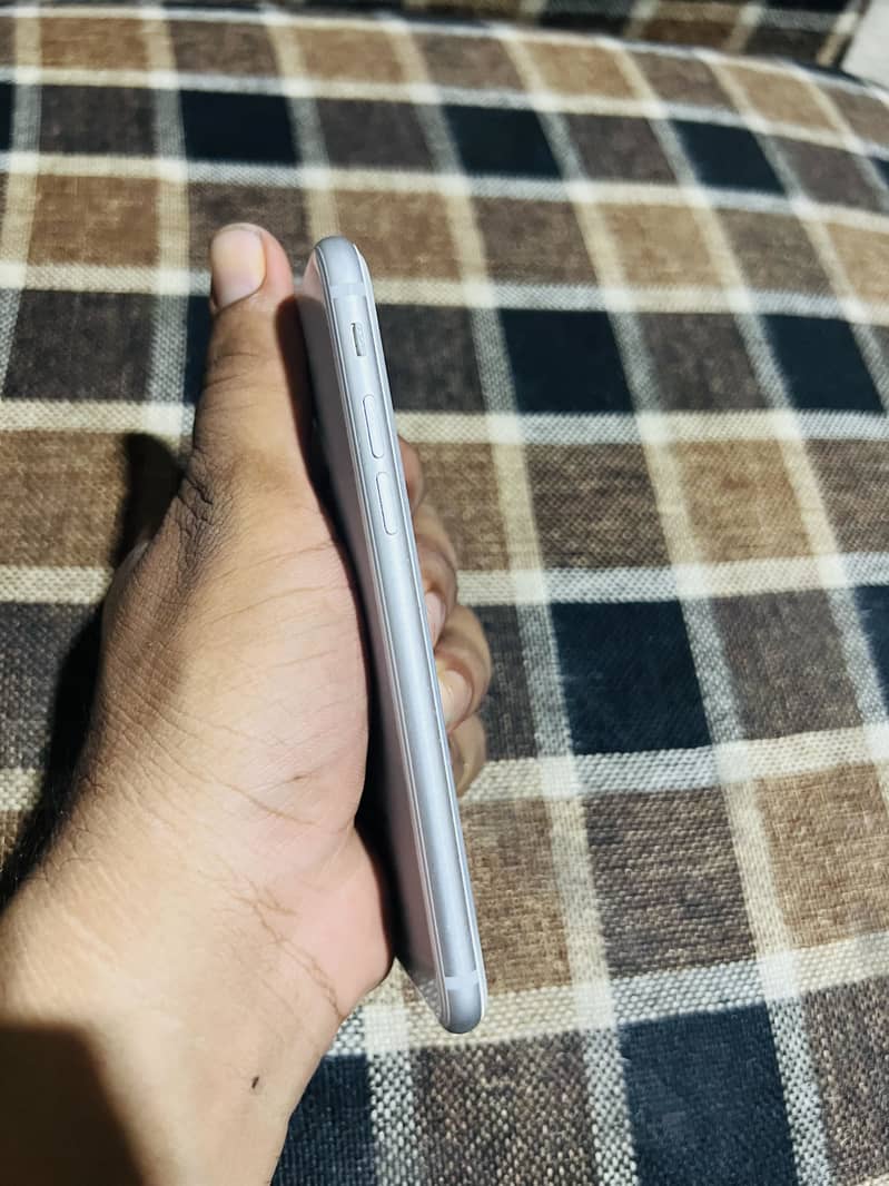 Apple iPhone 8 3