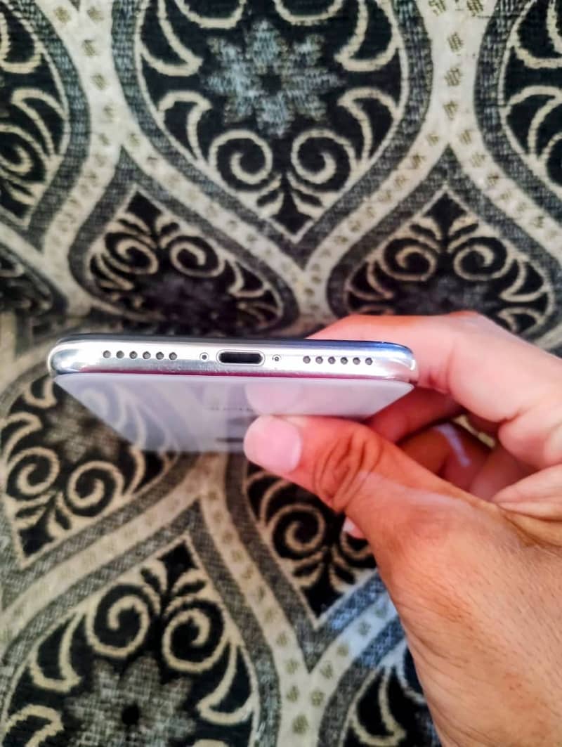 Apple iPhone X 3