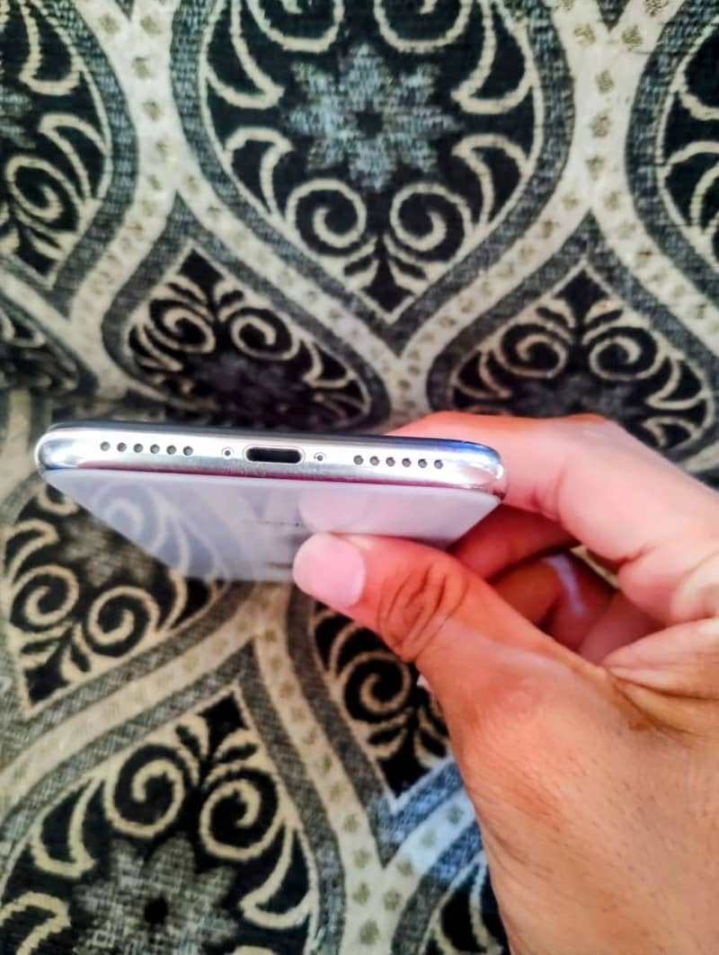 Apple iPhone X 4