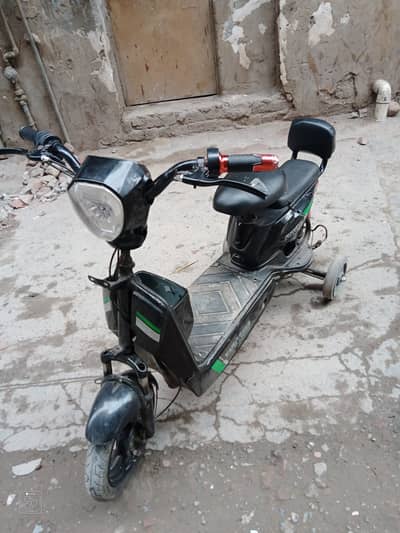 Electric scooty with supporting wheel