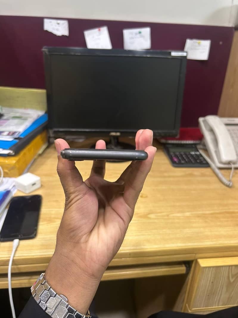Apple iPhone 11 4