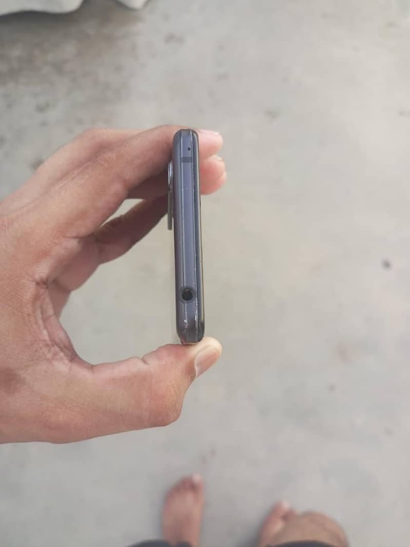 Sharp Aquos R5G 4