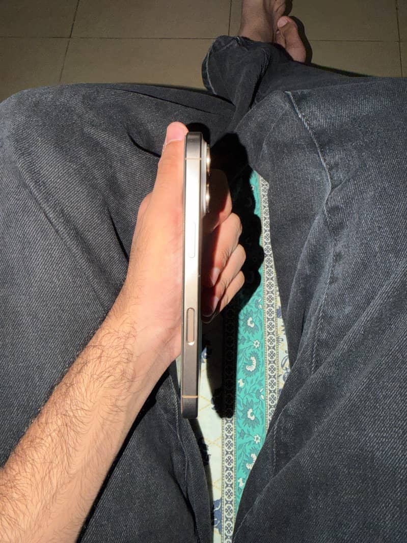 Apple iPhone 16 Pro 2