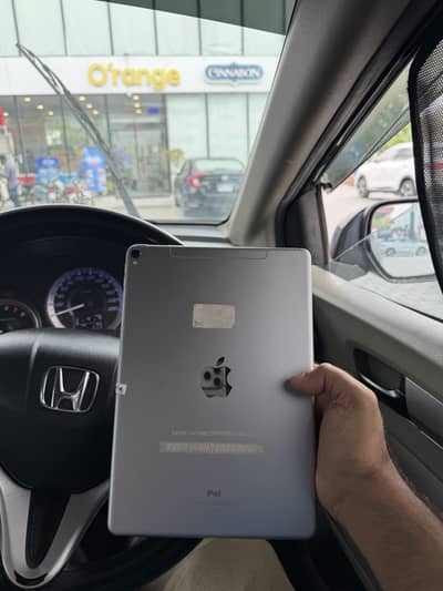 Ipad 2017 pro  64GB 10.5 screen size IOS 17.7. 7