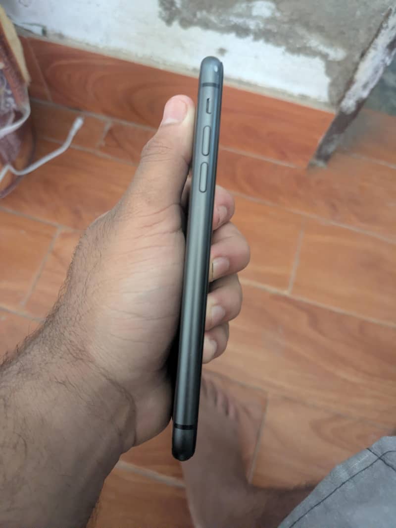 Apple iPhone 11 4