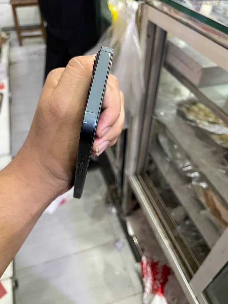 Apple iPhone 13 5