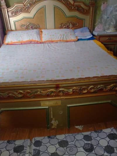 Bed , Dressing, side tables , showcase sale krna hai