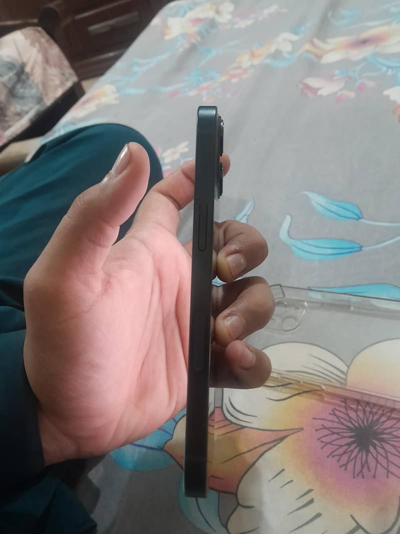 Apple iPhone 13 4