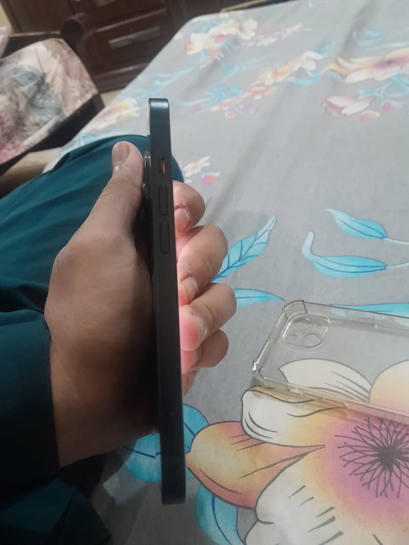 Apple iPhone 13 5