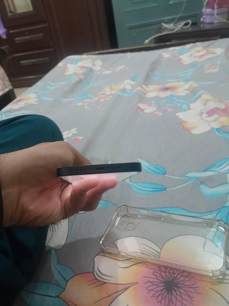 Apple iPhone 13 6