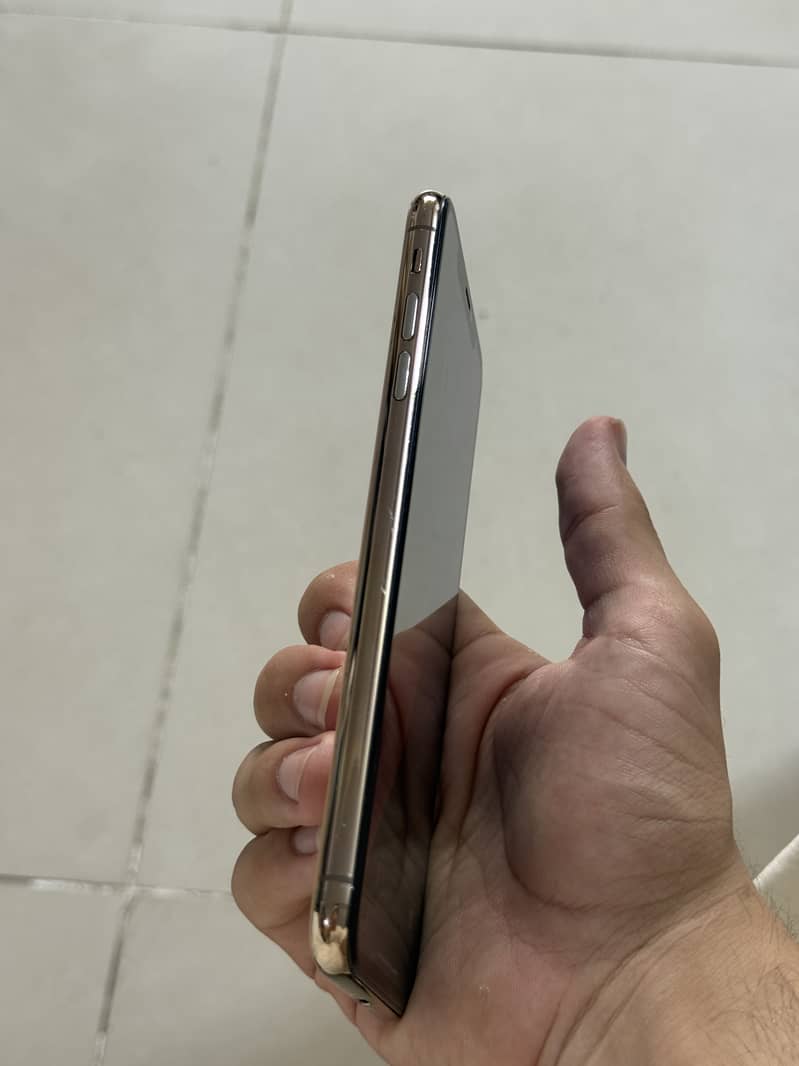 Apple iPhone X 4