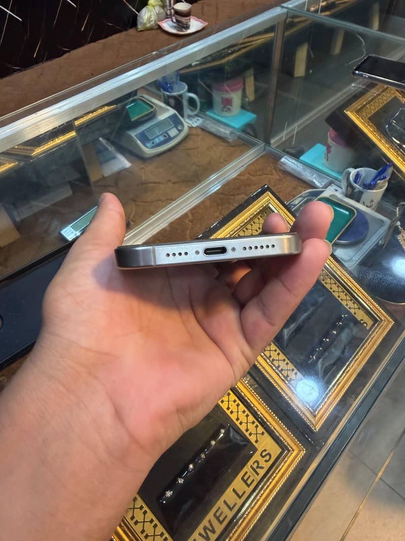 iphone 15 pro max 4