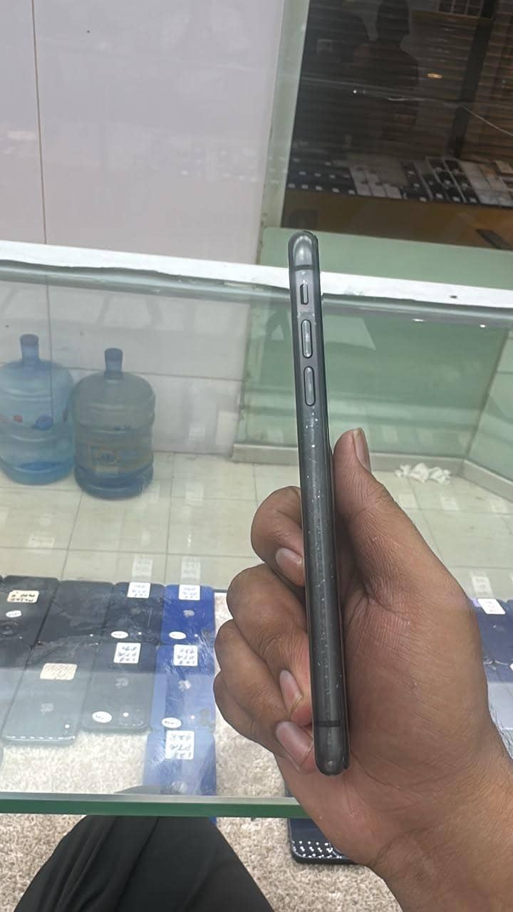 Apple iPhone 11 4