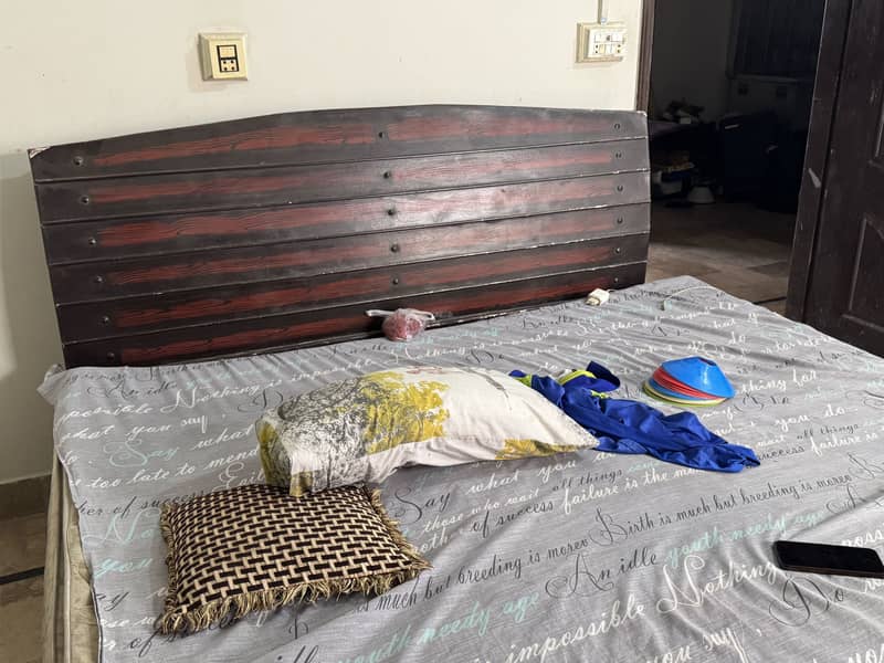 King size bed 0