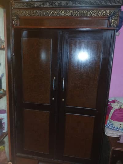 Almari. Dressaning Table. Sho Csash.