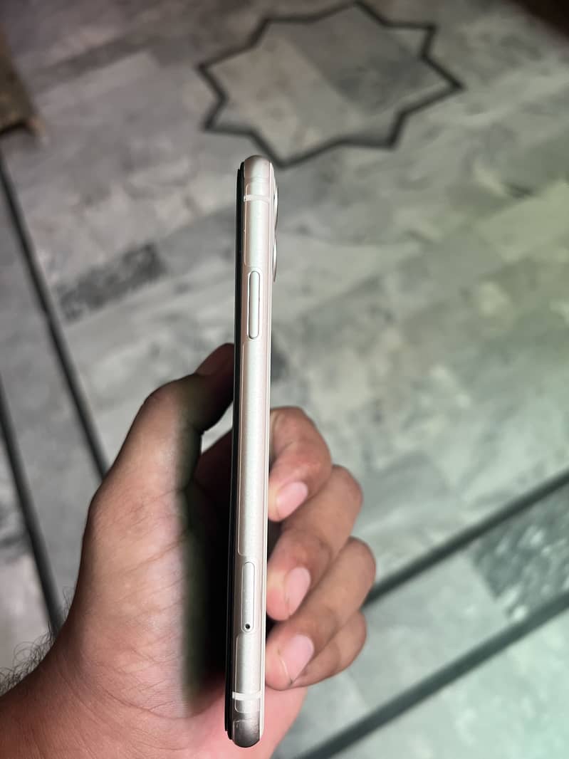 Apple iPhone 11 3