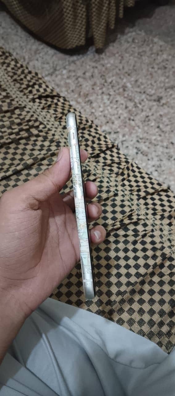 Apple iPhone 11 4