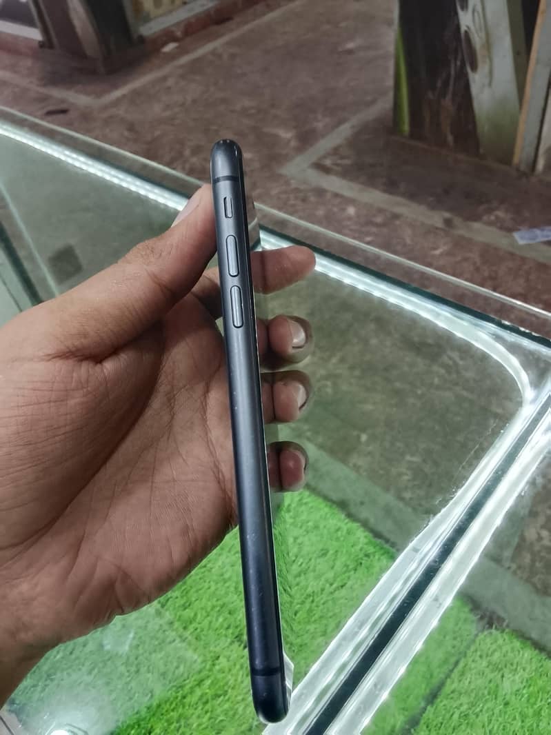 Apple iPhone 11 3