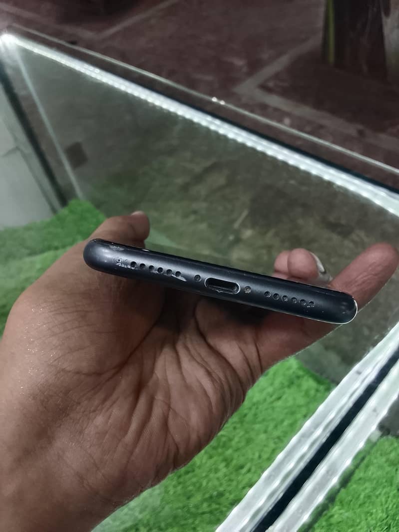 Apple iPhone 11 4