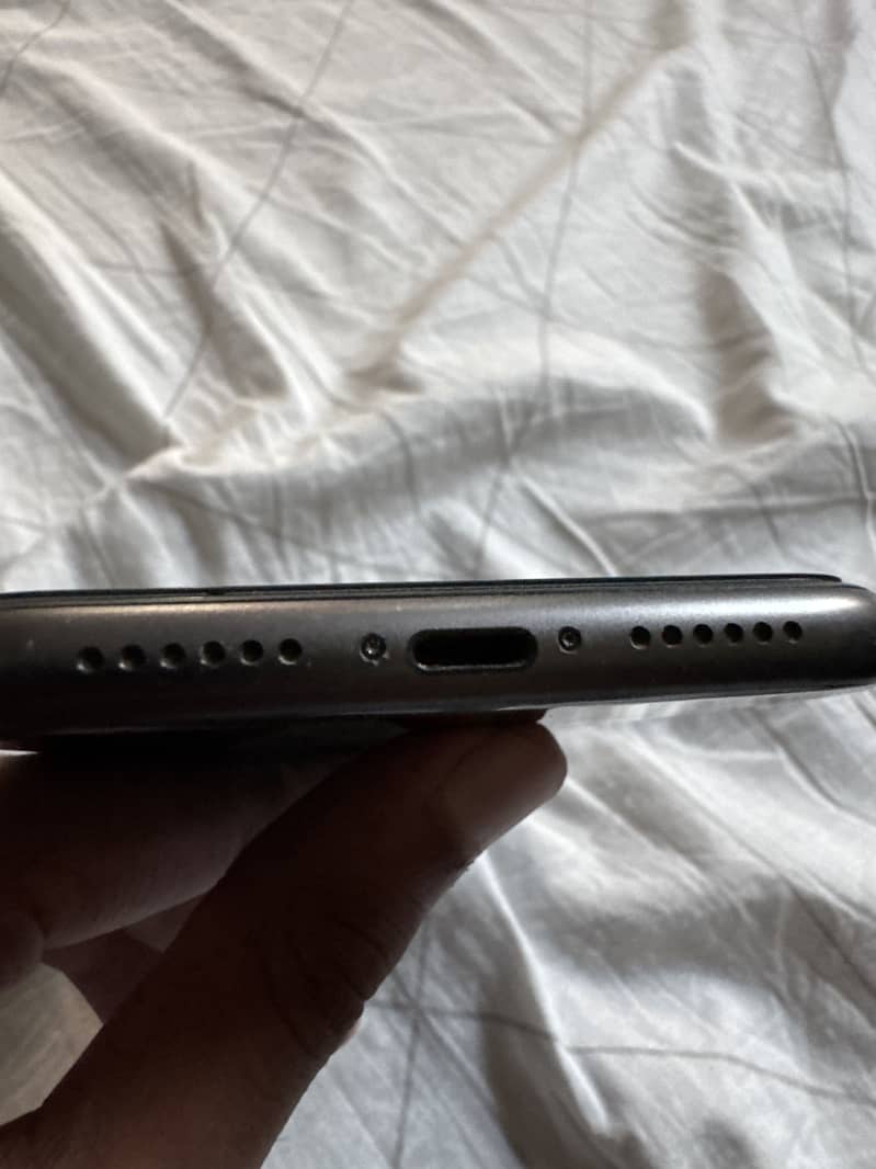 Apple iPhone 11 4