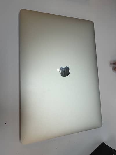 Macbook pro 2017 i7 16/256 15” 4gb graphic card touch bar 10/10
