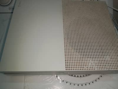 XBox one s without controller with cabels