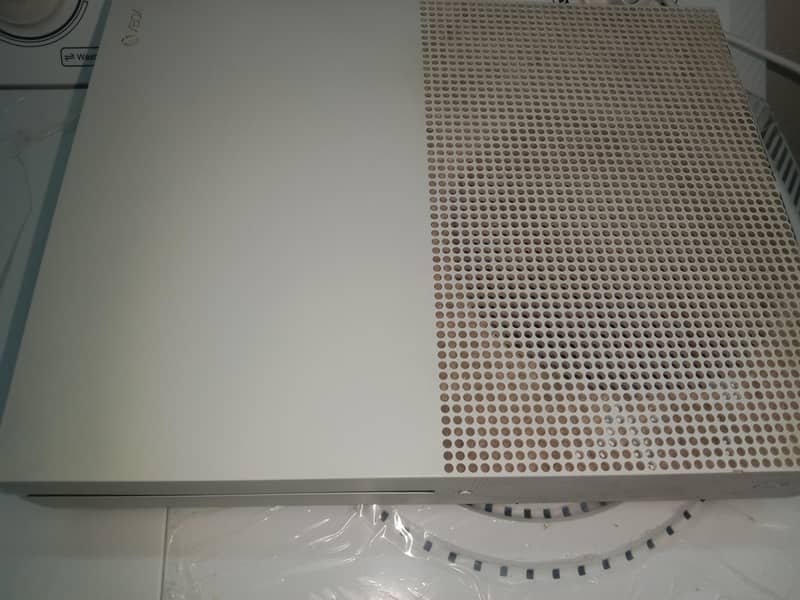 XBox one s without controller with cabels 0